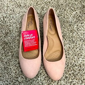 Size 7,5. Never worn. Comfy memory foam inside.